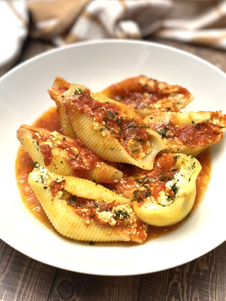 Jumbo pasta shells with spinach and ricotta in a white plate