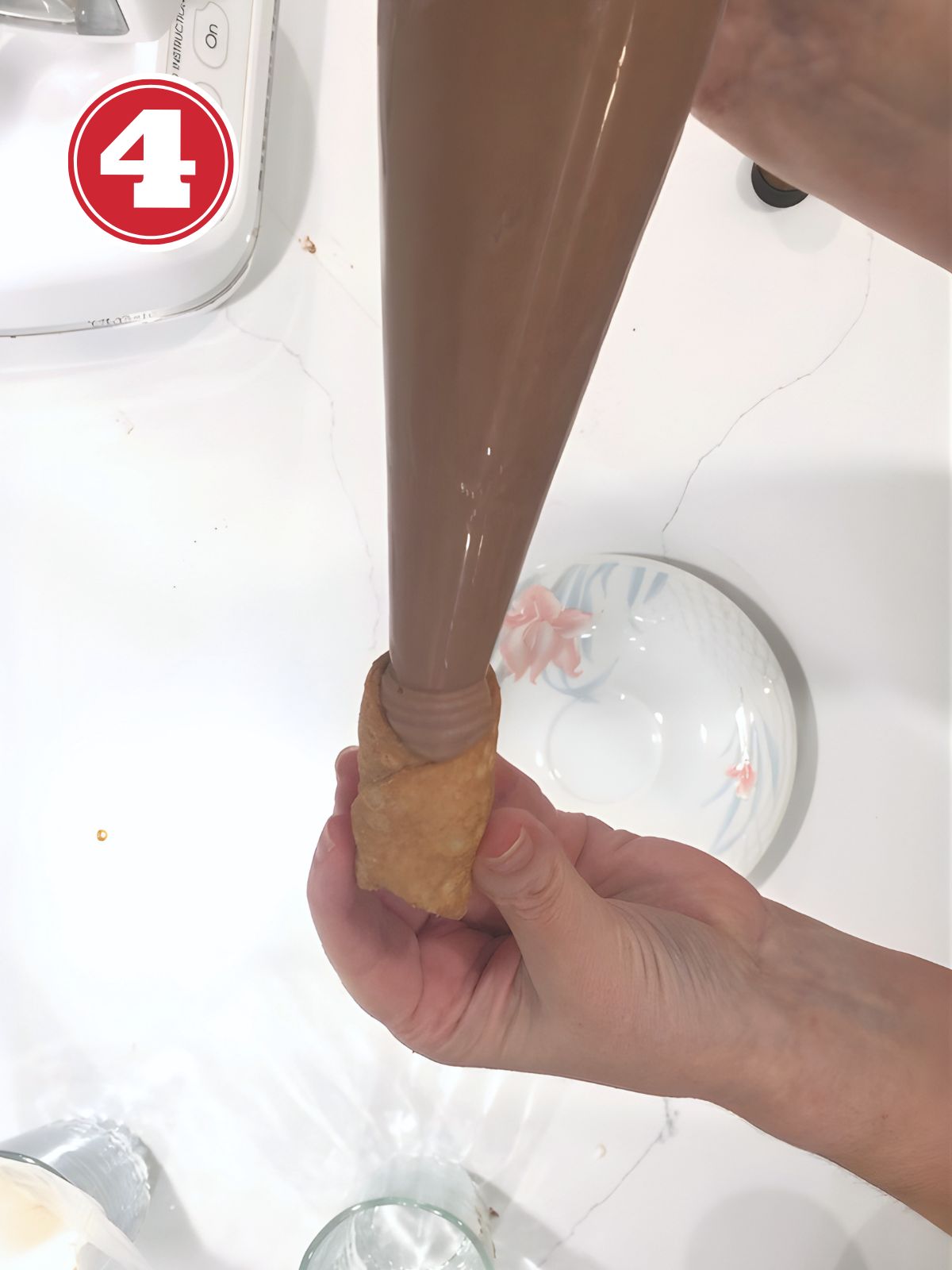 filling italian cannoli with ricotta filling